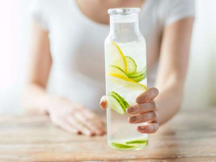 Minum air lemon
