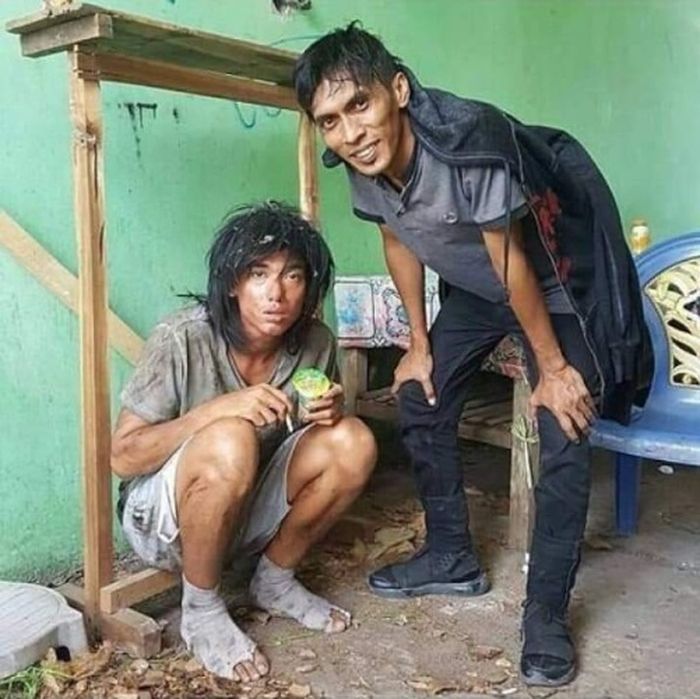 Biar makin maksimal, kaos kaki yang digunakan Adipati Dolken juga berlubang