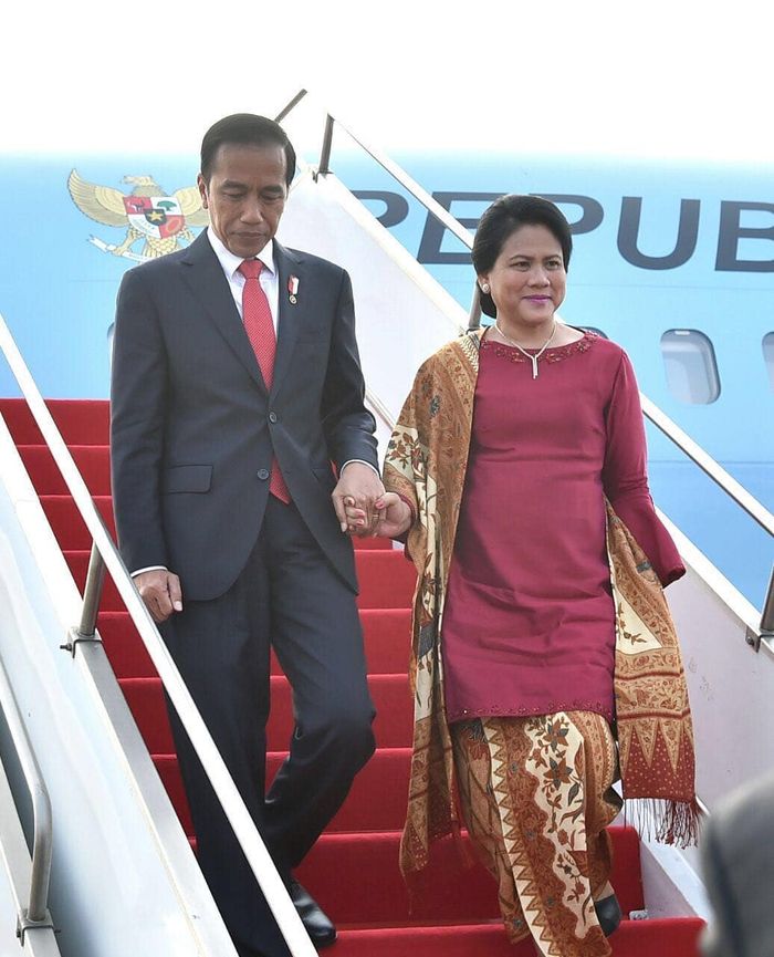Jokowi dan Iriana bergandengan tangan