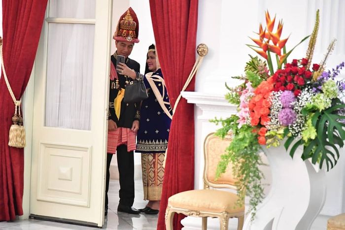 Jokowi dan Iriana selfie sebelum mengikuti upacara Hari Kemerdekaan Indonesia