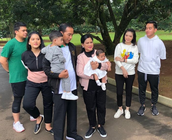 Sedah Mirah, cucu perempuan Jokowi, saat digendong oleh Iriana Jokowi.