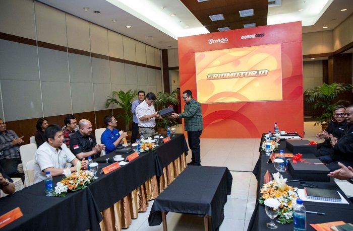 Pemred GridMotor.id, Billy Riestanto memberikan cinderamata kepada Yordan Satriadi (Deputy GM Marketing PT Yamaha Indonesia Motor Mfg).