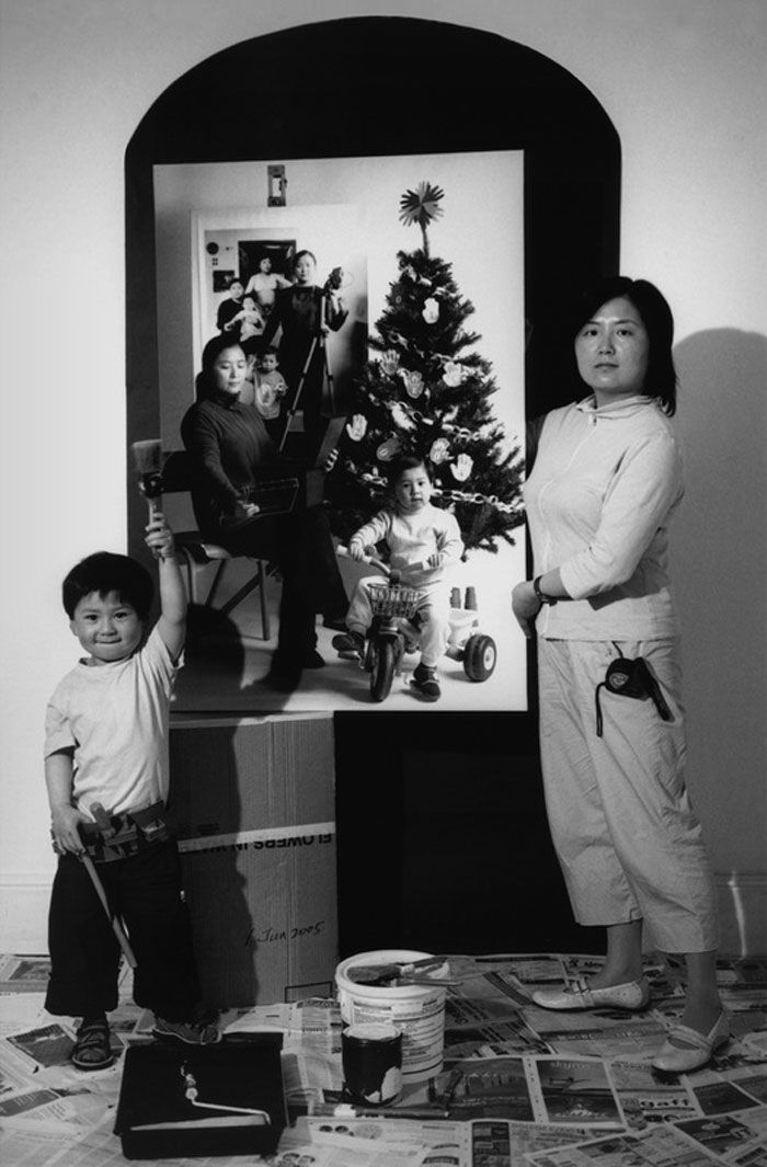 annie wang bersama sang anak saat menyiapkan pameran