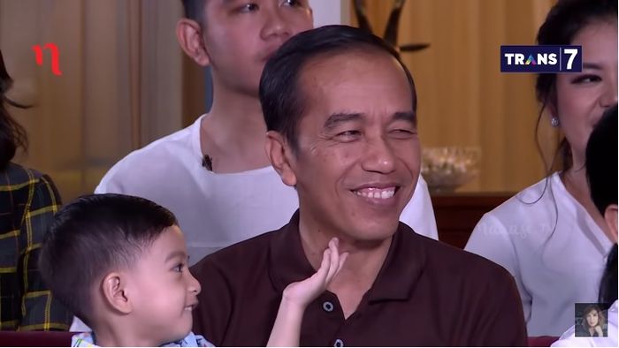 Jan Ethes Mencolek Dagu Presiden Jokowi