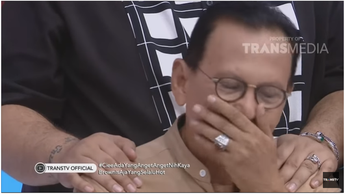 sambil terisak, Roy Marten berusaha menahan tangisnya saat teringat perceraian Gading dan Gisel