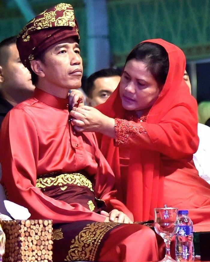 Iriana saat memberikan perhatian kecil pada Jokowi
 