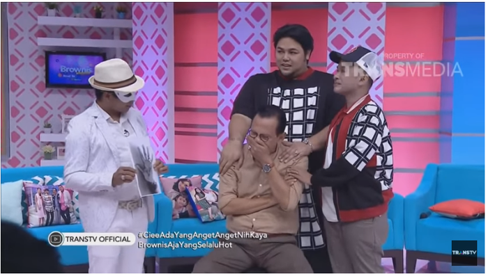 sambil terisak, Roy Marten berusaha menahan tangisnya saat teringat perceraian Gading dan Gisel