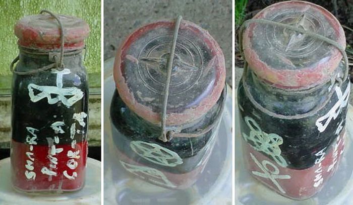 Toples berhantu yang dilelang secara online oleh akun Teajay101 di eBay