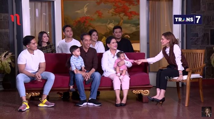 Sedah Mirah, cucu perempuan Jokowi, saat bersalaman dengan Najwa Shihab.
