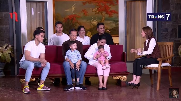 Jan Ethes Minta Diturunkan dari Pangkuan Presiden Jokowi