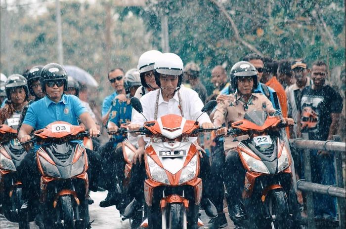 Jokowi dan Iriana berboncengan dengan sepeda motor