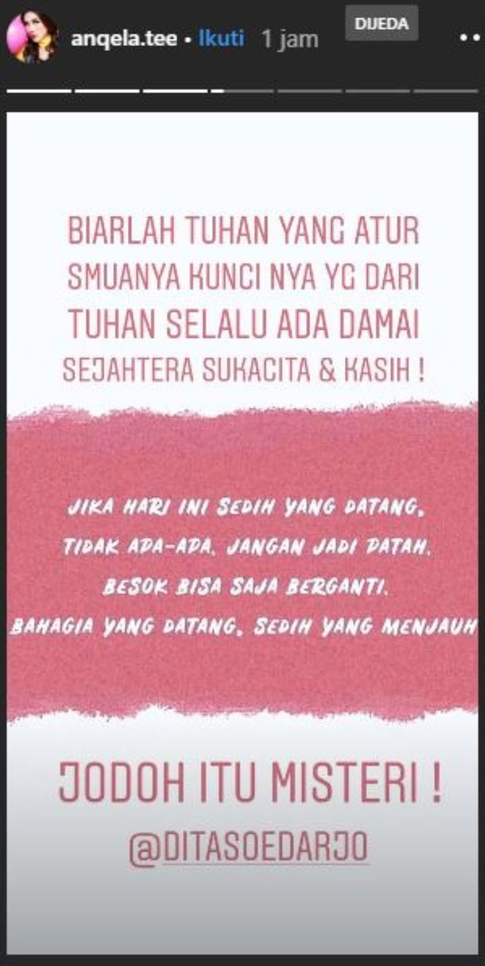 Angela Tee wrote a sentence that implied the news that Dita Soedarjo was married to Denny Sumargo.