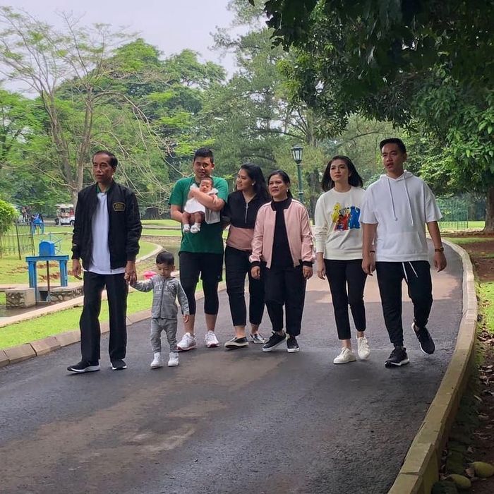 Selvi Ananda dan Gibran Rakabuming Raka berjalan beriringan. (Instagram.com/@jokowi)