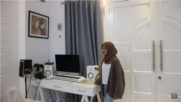 Peralatan Lengkap Putri Untuk Membuat Lagu