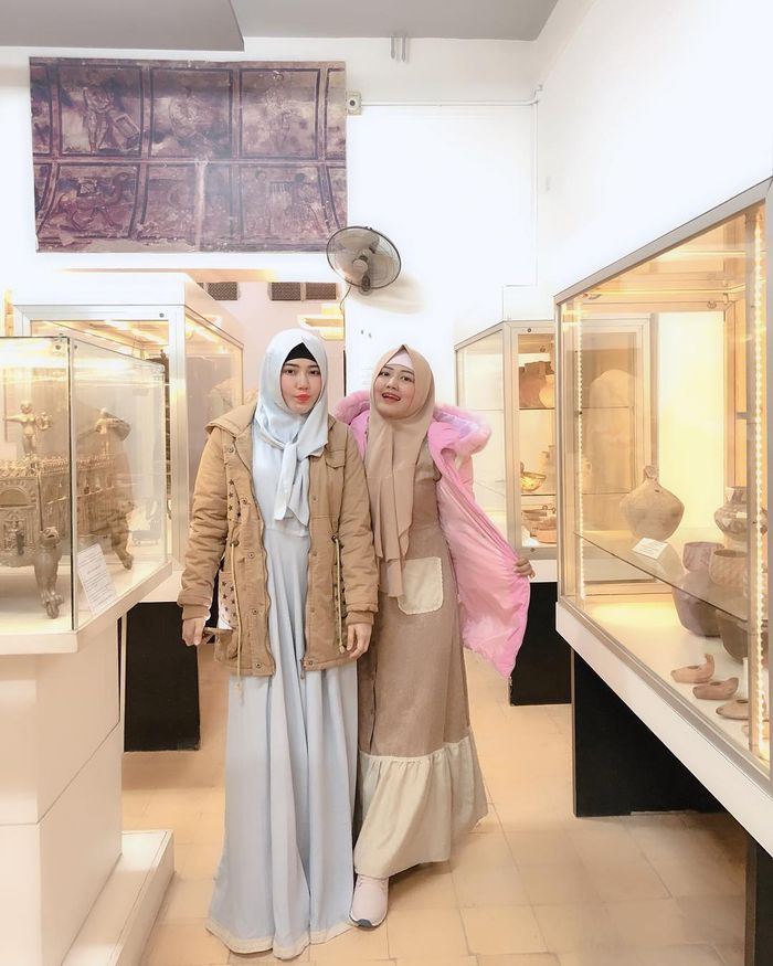 Pesona Via Vallen Tampil Berhijab Kompak Bareng Adik Ceweknya, Simple Tapi Cantik Bergamis Pastel  