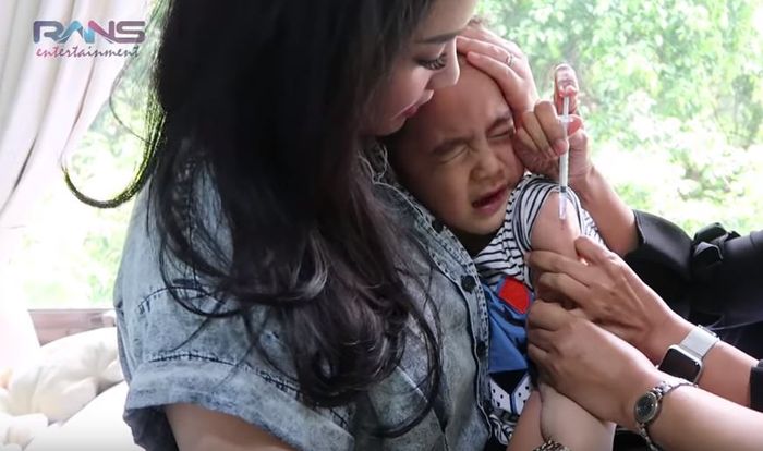 Intip Ekspresi Rafathar Peluk Nagita Slavina Sambil Disuntik, Reaksinya Saat Lihat Jarum Suntik Bikin Gemas!