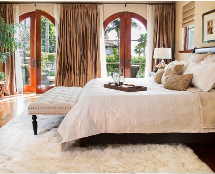 Tempat tidur dekat dengan pintu