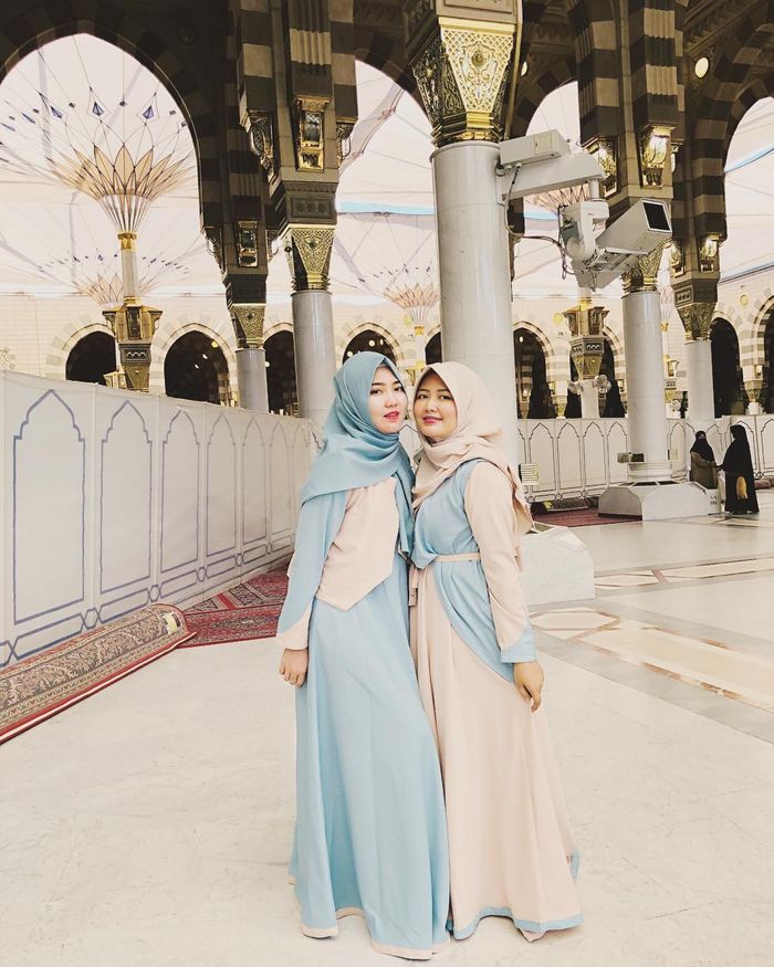 Pesona Via Vallen Tampil Berhijab Kompak Bareng Adik Ceweknya, Simple Tapi Cantik Bergamis Pastel  