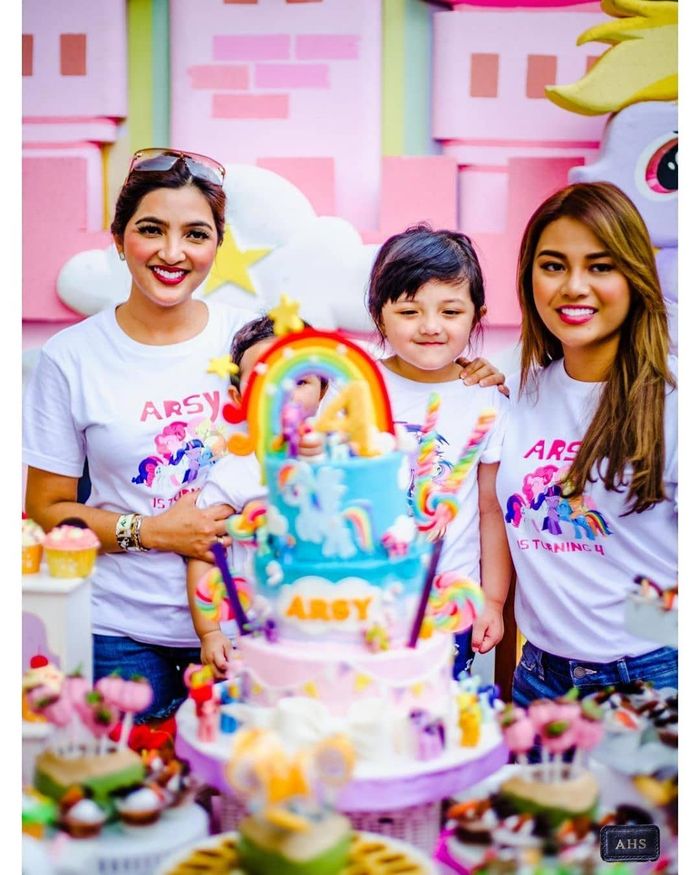 Kue ulang tahun bertingkat tiga di pesta ulang tahun Arsy Hermansyah.