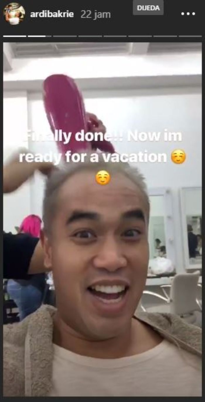 Tak hanya anak pertama Nia Ramadhani, Ardi Bakrie juga tampil dengan warna rambut baru.