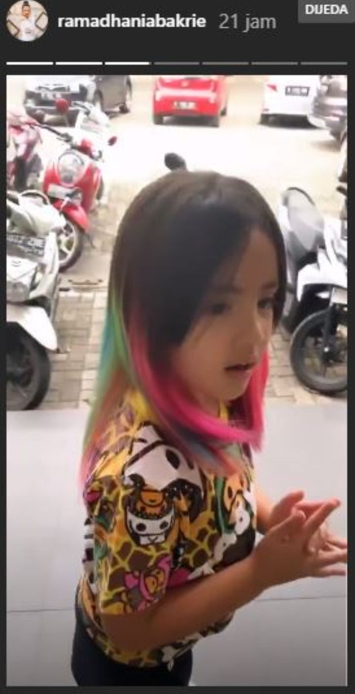 Penampilan baru anak pertama Nia Ramadhani dengan rambut ombre.
