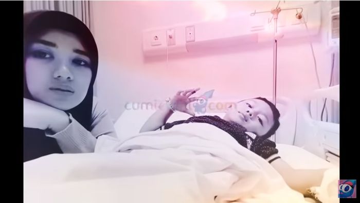 Bebi Silvana, istri ketiga Opick dengan anaknya