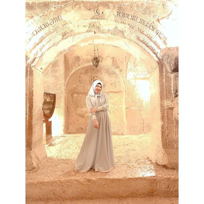 Instagram/ viavallen
Via Vallen saat mengunjungi gua Ashabul Kahfi