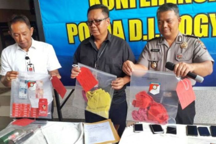 Penggerebekan pesta seks di Sleman, Yogyakarta.