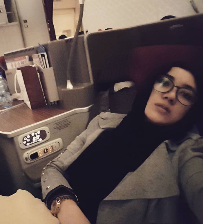 Bebi Silvana naik pesawat first class