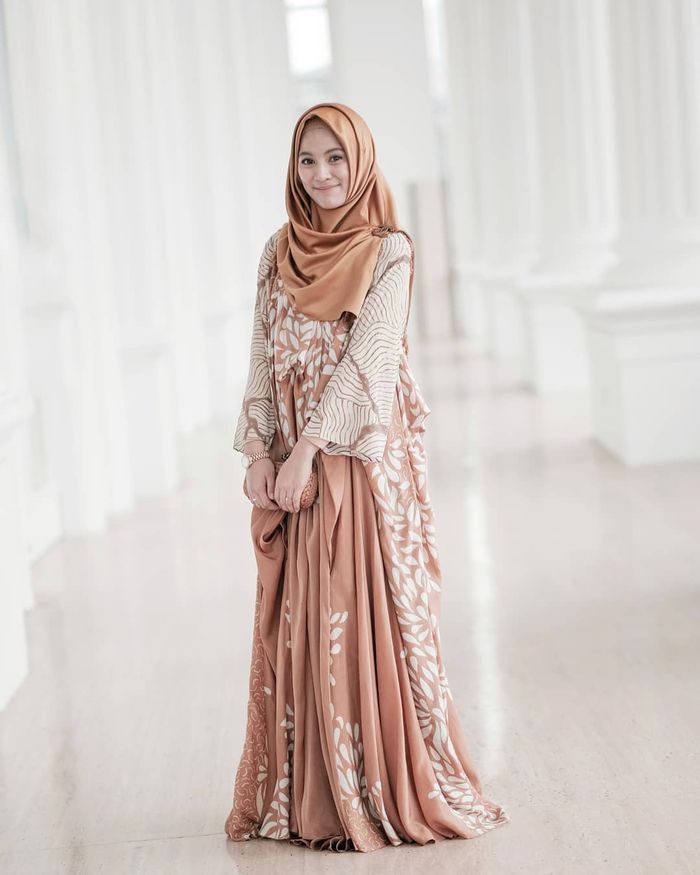 Gaya fashion hijab Alyssa Soebandonio dengan dress bermotif batik