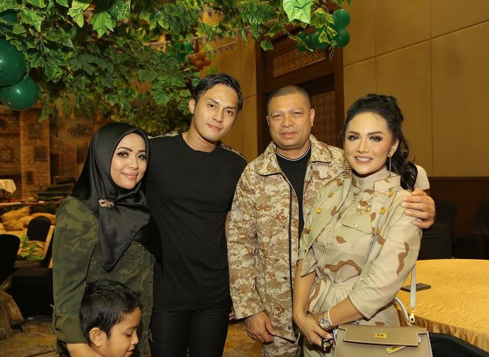 Gandeng Pacar Berondongnya, Muzdalifah Tampil Cetar di Pesta Ultah Anak Krisdayanti!
