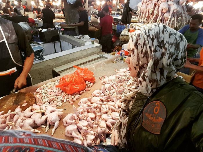 Bebi Silvana pergi ke pasar tradisional membeli ayam potong