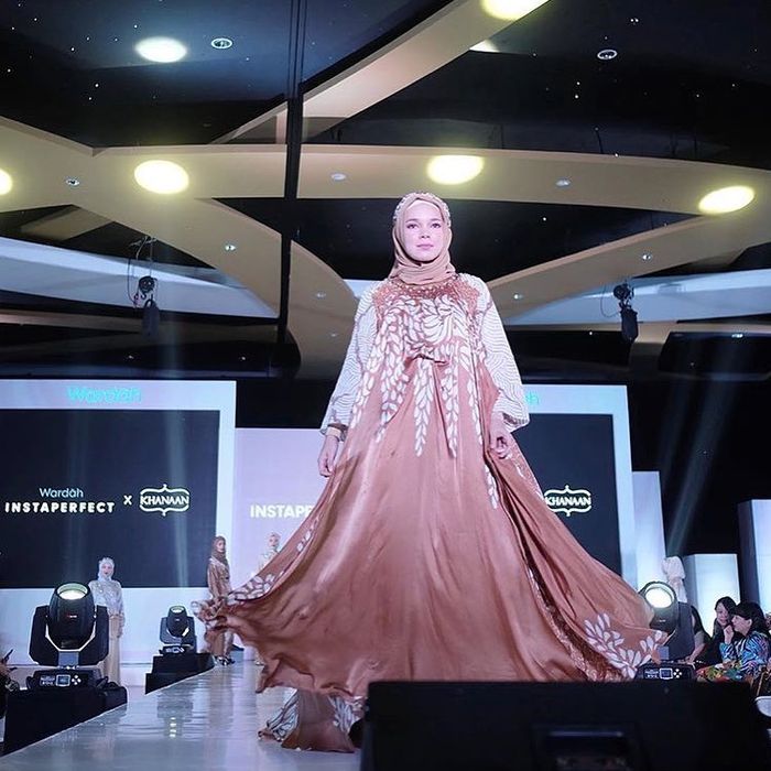Dewi Sandra mengenakan dress yang mirip dengan Alyssa Soebandono