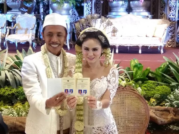 Potret bahagia Pemeran Mas Pur di sinetron Tukang Ojek Pentolan, Furry Setya menikah dengan Dwinda