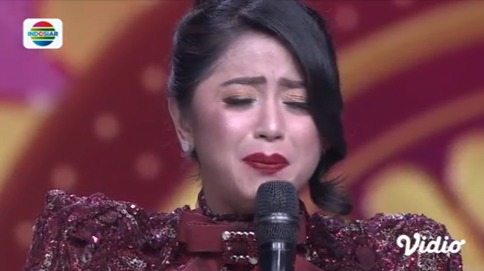 Dewi Perssik Tak Kuasa Bendung Air Mata Saat Sang Ibu Menolak Kue Pemberiannya, Begini Ceritanya
