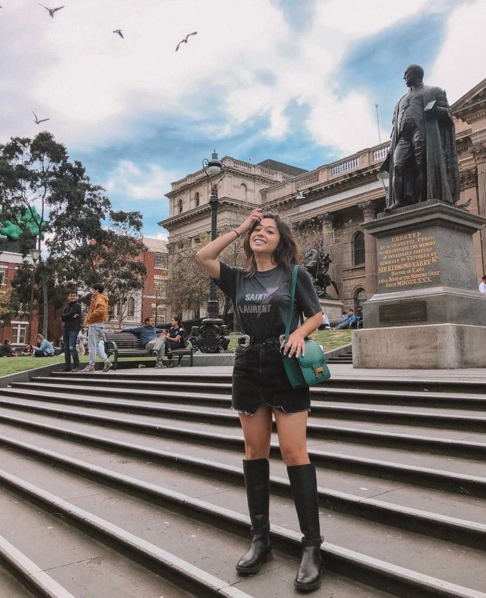 Inspirasi Gaya Seksi nan Feminin Nikita Willy untuk Liburan Akhir Tahun, Yuk! - Black Skirt