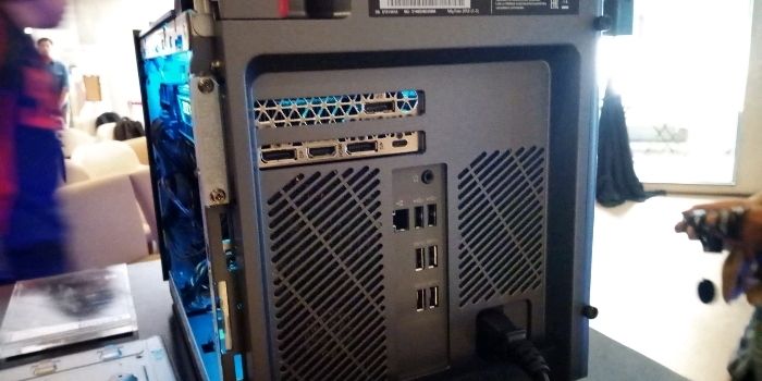 Bagian belakangnya dilengkapi oleh jajaran slot yang lengkap, termasuk di dalamnya dua buah DisplayPort untuk 4K gaming.