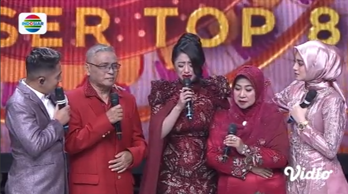 Dewi Perssik Tak Kuasa Bendung Air Mata Saat Sang Ibu Menolak Kue Pemberiannya, Begini Ceritanya