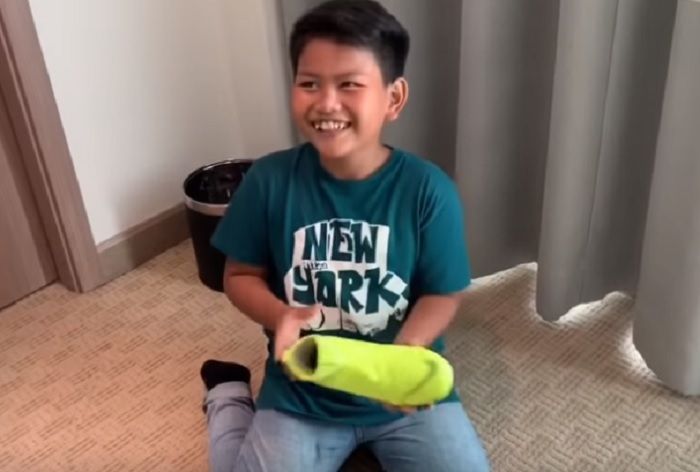 Gabriel mendapatkan hadiah sepatu dari Angga Wijaya