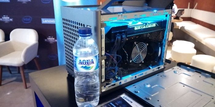 Ukurannya tidak terlalu besar, hanya sedikit lebih tinggi dari botol air mineral Aqua saja.