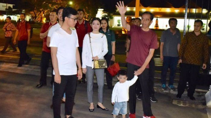 Gaya sederhana dan modis Selvi Ananda saat di Malioboro dengan Jokowi dan Gibran Rakabuming
