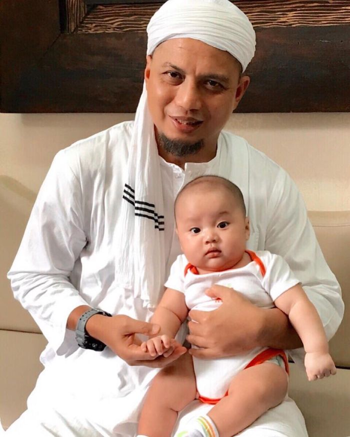 Anaknya Nikah Muda Jadi Kontroversi, Gemasnya Cucu Ustaz Arifin Ilham yang Jarang Terekspos!