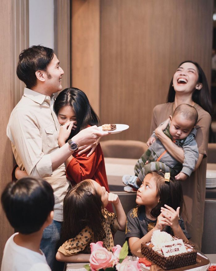 Kedekatan Siti Adira Kania dan keluarga Aldi Bragi - Ririn Dwi Ariyanti.