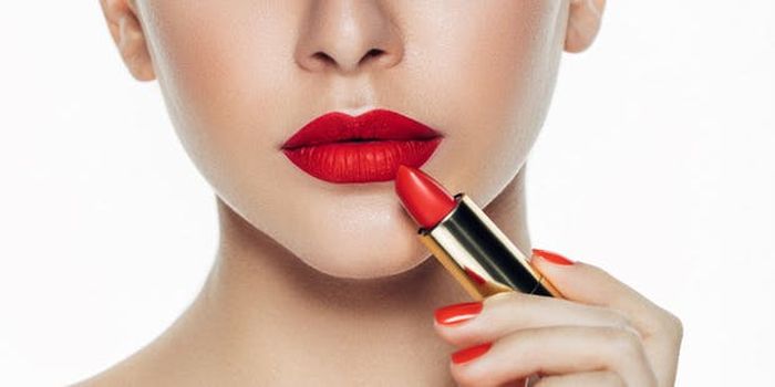 Lipstik merah terang