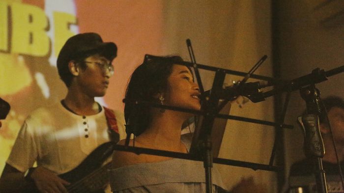 Sama seperti Ikke Nurjanah dan Aldi Bragi, Siti Adira Kania mewarisi bakat tarik suara.