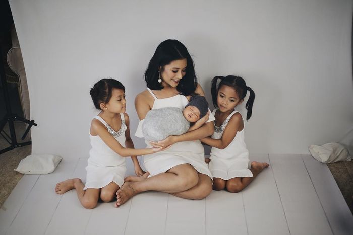 Siti Adira Kania dikenal dekat dengan adik-adiknya yang merupakan anak Aldi Bragi dengan Ririn Dwi Ariyanti.