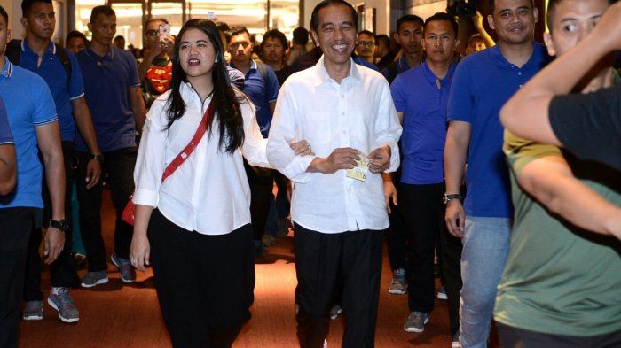 Kahiyang Ayu dan Presiden Jokowi terlihat tampil kompak memakai busana hitam-pitih saat nonton Bioskop