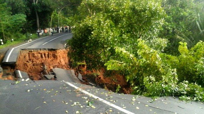 Jalan raya di Desa Kawah Manuk Kecamatan Darma, Kabupaten Kuningan.