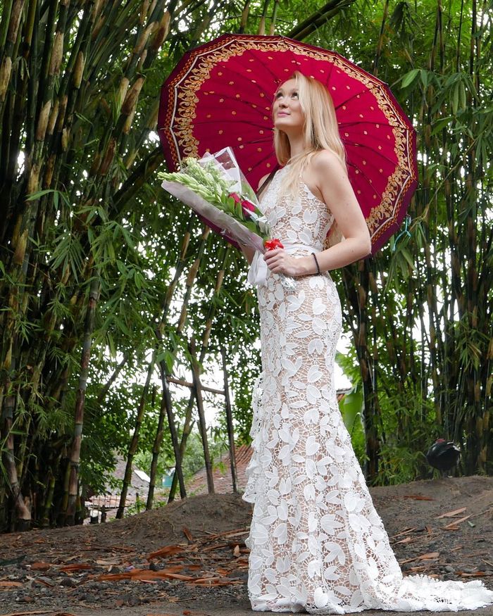 Polly Alexandrea gaun lace cantik sambil memegang bunga