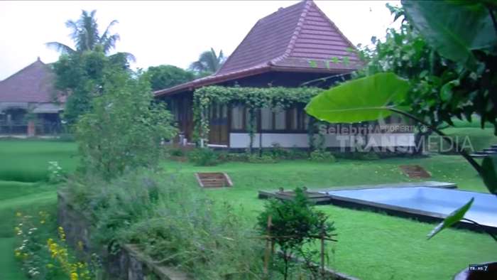 Kolam renang di Villa Ruben Onsu